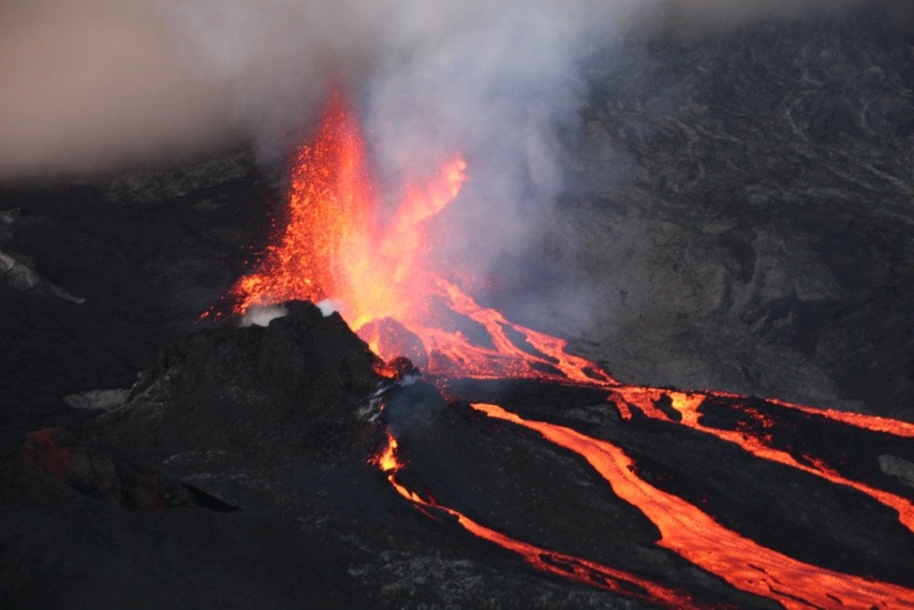 Coulées de lave sur les flancs du pitonde la fournaise - Lejournaldemayotte.com