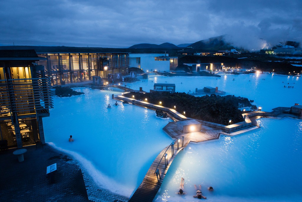 Le Blue lagoon (lagon bleu) en Islande est un lac réchauffé par le géo-thermalisme de l'île.