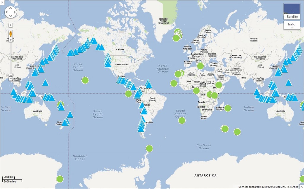 Répartition des volcans dans le monde En Bleu sont représenté les volcans aux limites de plaques En vert sont représentés les points-chauds