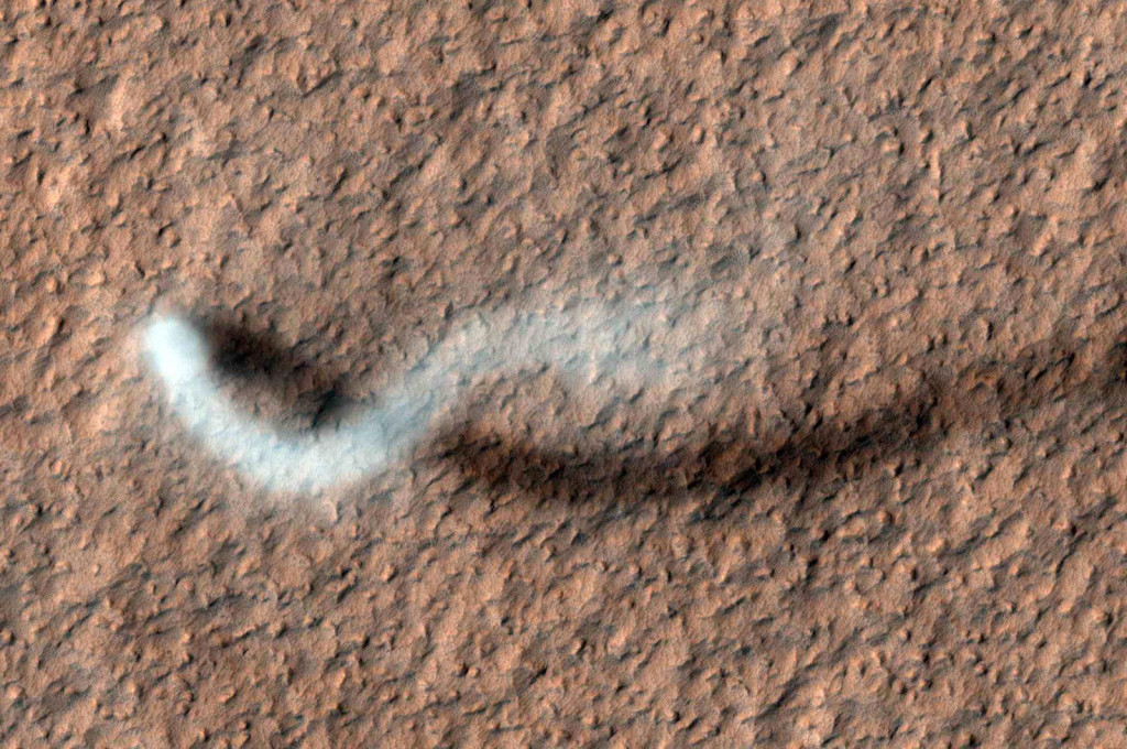 Un tourbillon de poussière d'environ 30m de diamètre dans Amazonis Planitia. NASA/JPL-Caltech/University of Arizona