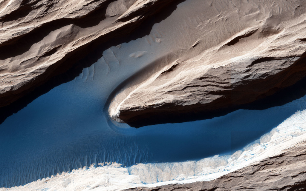 Un "yardang", crête rocheuse formée par l'érosion éolienne. NASA/JPL-Caltech/University of Arizona