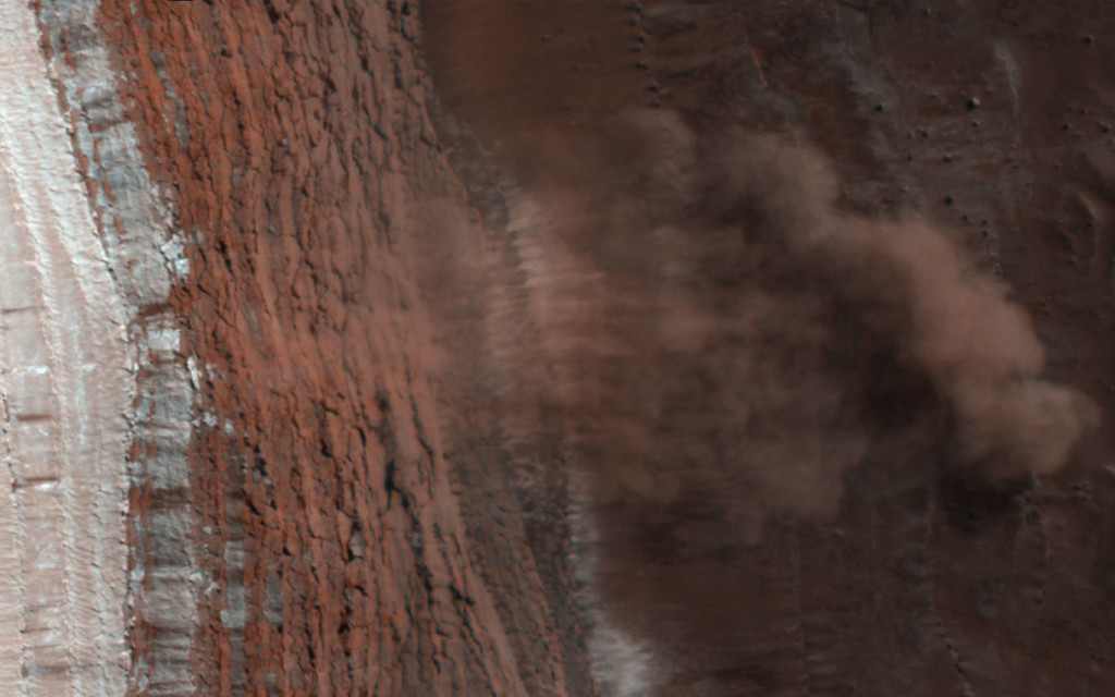 Une avalanche prise sur le vif, sur une falaise d'environ 700m de hauteur. NASA/JPL-Caltech/University of Arizona