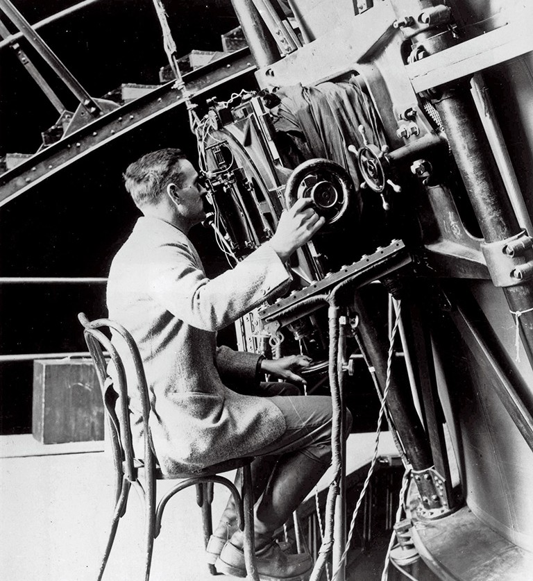 Edwin Hubble utilisant le télescope Hooker du Mont Wilson