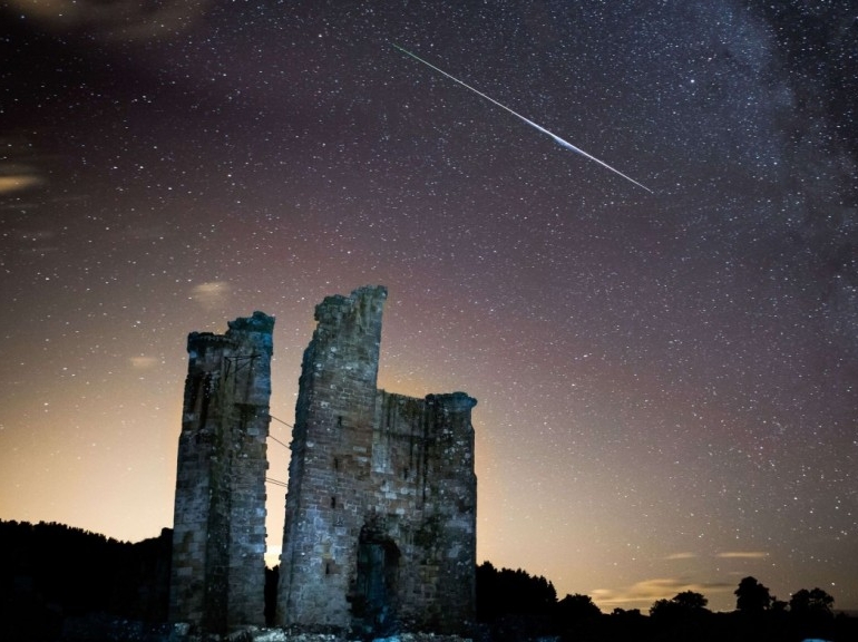 Étoile filante au-dessus des ruines du château d'Edlingham, le 12 août 2013. Photo par Tom Heaton